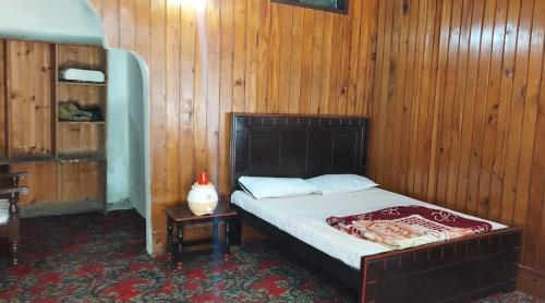 Un pat sau paturi într-o cameră la Welcome Guest House