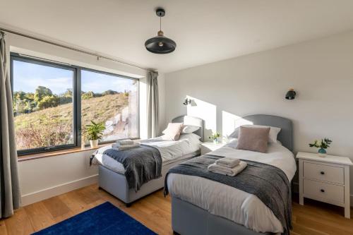Gulta vai gultas numurā naktsmītnē Stunning 5 Bedroom Home with Garden & Panoramic Views!