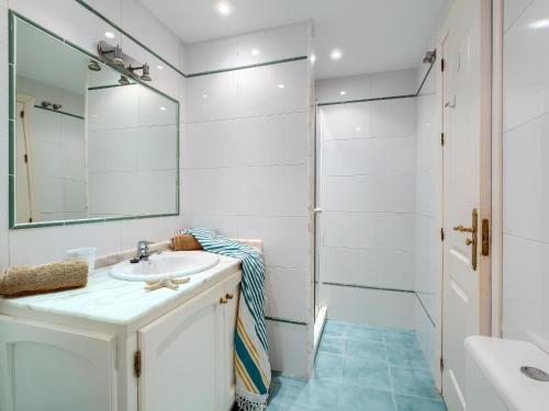 un baño con lavabo y ducha en SIESTA BEACH 1, CON PLAYA y PARKING, en La Cala de Mijas