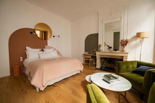 a living room with a bed, chair and a lamp at Maison Fernand B&B in Bordeaux