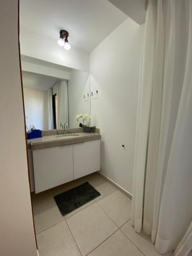 uma casa de banho com um lavatório e um espelho em Ekoara Residence bangalô 07 em Porto de Galinhas