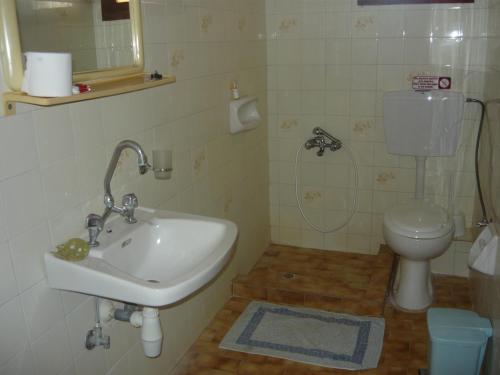 マクリ・ギアロスにあるVilla Victoriaのバスルーム(洗面台、トイレ付)