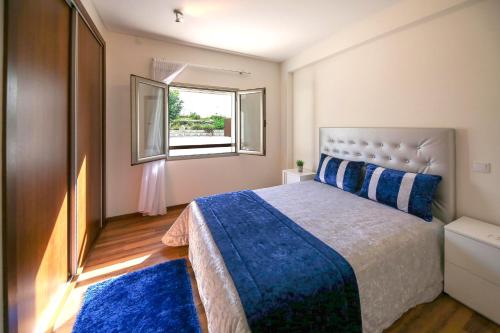 Un dormitorio con una cama grande y una ventana en Apartamento Lusitano, en Nazaré