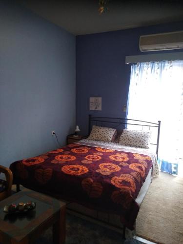 カラマタにある"ΑΡΜΟΝΊΑ" ΔΙΑΜΕΡΙΣΜΑ, ΚΑΛΑΜΑΤΑ-"HARMONY" apartment, Kalamataの窓付きの部屋にベッド付きのベッドルーム1室があります。