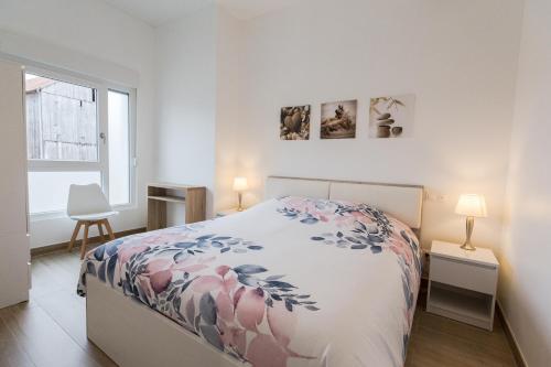 une chambre blanche avec un lit et une fenêtre dans l'établissement Sollaris Appartements 3P 1ère étage à 11km d'Europa-Park, à Friesenheim