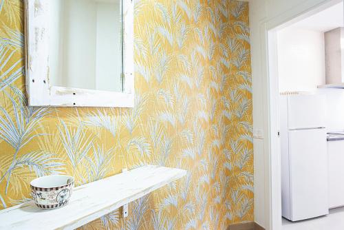 a kitchen with a yellow and blue wallpaper at Apartamento Entrenúcleos in Dos Hermanas