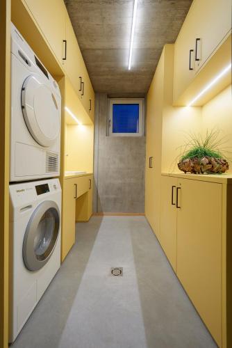 a laundry room with a washer and dryer at Chalet Bergfreund in Valdaora