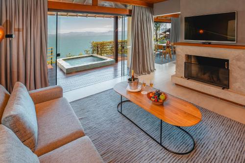 Uma área de estar em Ponta dos Ganchos Exclusive Resort