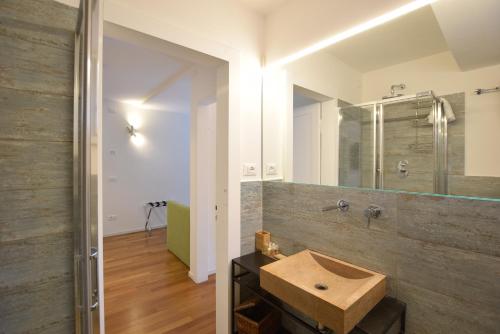 uma casa de banho com um lavatório e um espelho em Isola Memmia em Pádua