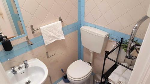 Un baño pequeño con inodoro y lavabo. en Olival Home- Feels like home, en Lisboa