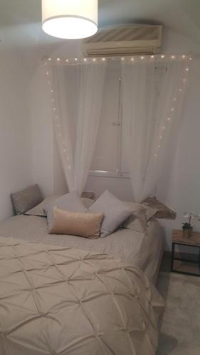 1 dormitorio con 1 cama con una cadena de luces en Olival Home- Feels like home, en Lisboa