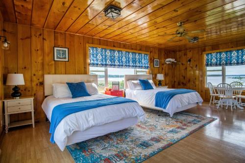 Un pat sau paturi într-o cameră la Friars Bay Inn & Cottages