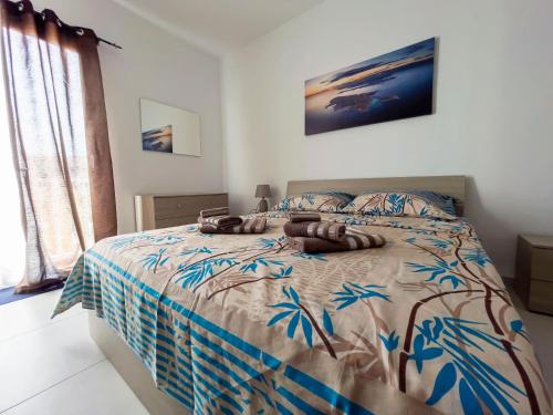 Katil atau katil-katil dalam bilik di Close to Airport apartment