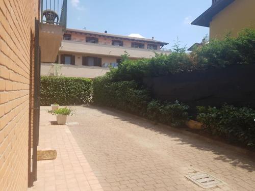 a brick walkway in front of a building at La Quercia Fiorita in Trivolzio