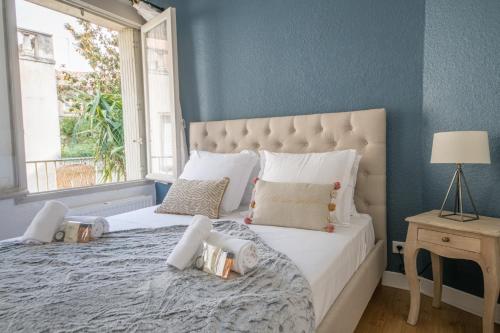 une chambre avec un grand lit avec une grande fenêtre dans l'établissement LE PALAIS DU CHÊNE NOIR - HYPERCENTRE - CALME - WiFI GRATUIT, à Avignon