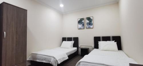 سرير أو أسرّة في غرفة في OYO Home 90372 Greybirds Hostel