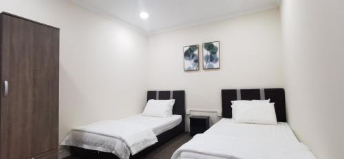 OYO Home 90372 Greybirds Hostel tesisinde bir odada yatak veya yataklar