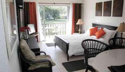 - une chambre avec un lit et un balcon dans l'établissement 126 Friendship, Rockley Golf Club, à Bridgetown
