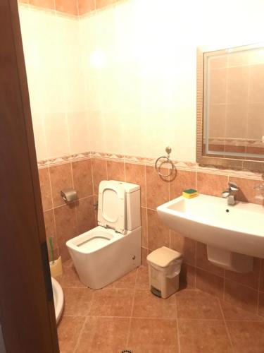 une salle de bains avec toilettes et lavabo dans l'établissement orange room, à Durrës