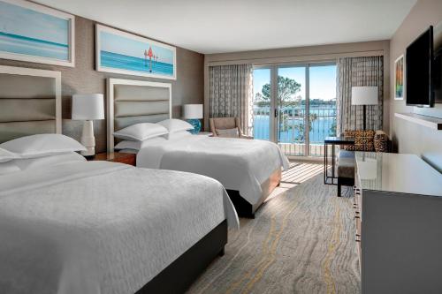 ein Hotelzimmer mit zwei Betten und Balkon in der Unterkunft Hilton Vacation Club Bayside Resort Panama City Beach in Panama City Beach