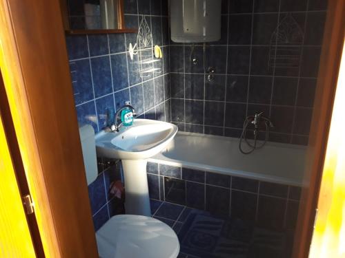 un bagno con lavandino, WC e vasca di Apartman Pored Jezera a Palić