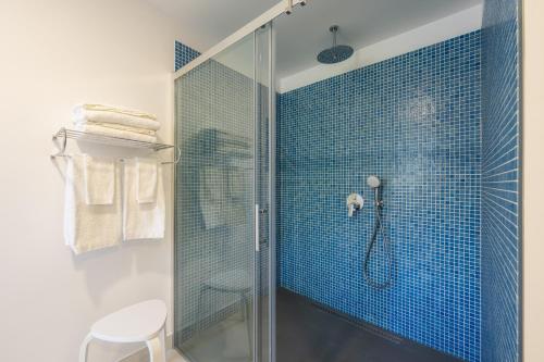 Casa Amarela Apartments - by Casas na Ilha في كامارا دي لوبوس: حمام به دش وبه بلاط ازرق