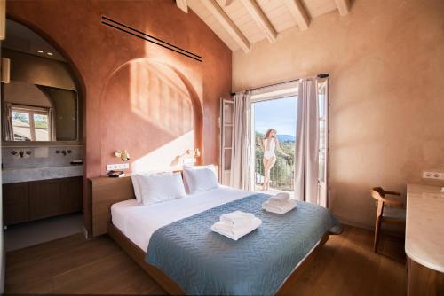 Katil atau katil-katil dalam bilik di Stone villa situated in the heart of an impressive estate, in one of the most scenic and secluded parts of Corfu’s northeast iconic Mediterranean coastline.