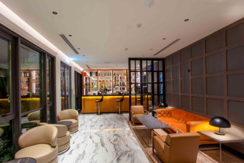 Ein Sitzbereich in der Unterkunft D'avenue Boutique Hotel Accra