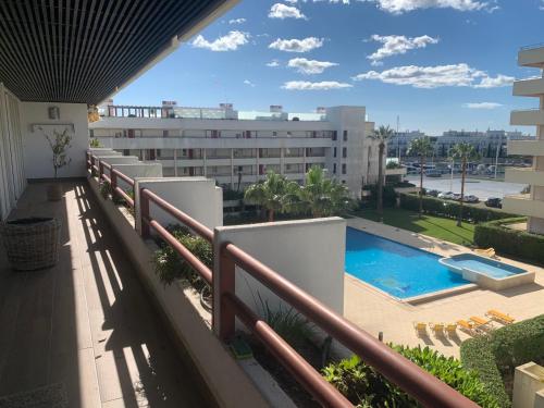 Vaizdas į baseiną apgyvendinimo įstaigoje Home Out Luxury Marina Apartment - 2 Bedrooms Sea View arba netoliese