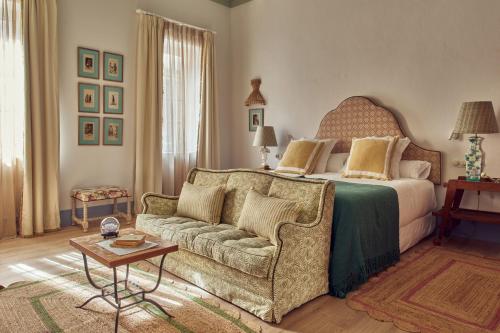 1 dormitorio con 1 cama y 1 sofá en Cristine Bedfor en Mahón