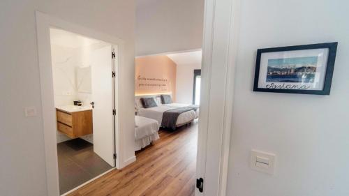 Zimmer mit einem Schlafzimmer mit einem Bett und einem Spiegel in der Unterkunft La Colina de Charly in Benimantell