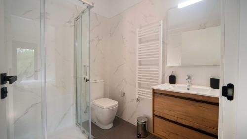 ein Bad mit einer Dusche, einem WC und einem Waschbecken in der Unterkunft La Colina de Charly in Benimantell