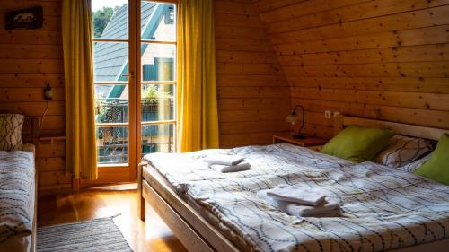 Llit o llits en una habitació de Chalets Runolist