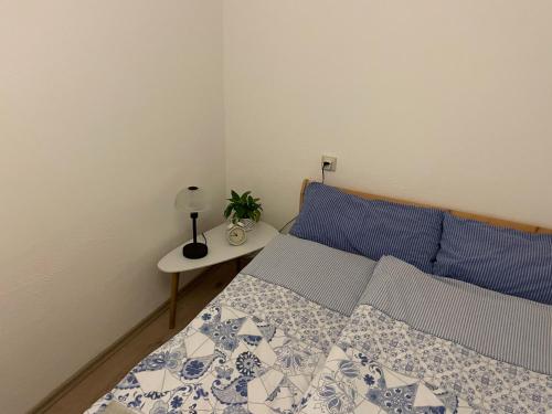 Un dormitorio con una cama y una mesa con una lámpara. en Appartement in Bad Waldsee, en Bad Waldsee