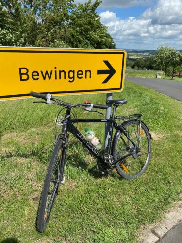 er staat een fiets naast een geel bord bij House Kellisch 1822 in Steffeln