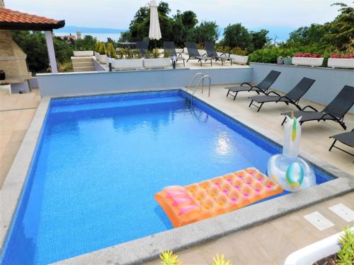 - une piscine avec un jouet au milieu dans l'établissement Apartman "Sabine" with pool, à Omišalj