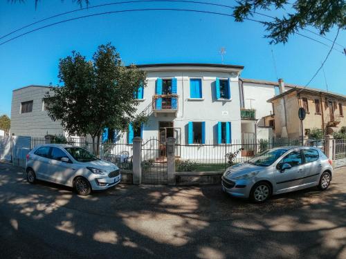 zwei Autos, die vor einem Haus geparkt sind in der Unterkunft Mirella's House in Padua