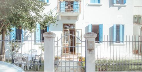 una puerta frente a un edificio blanco en Mirella's House en Padua