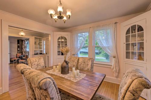 Photo de la galerie de l'établissement Near Wineries Historic North Fork Farmhouse!, à Cutchogue