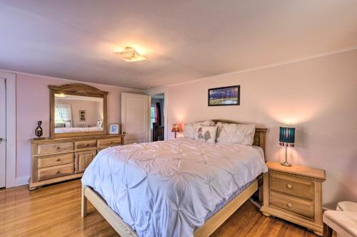 Photo de la galerie de l'établissement Near Wineries Historic North Fork Farmhouse!, à Cutchogue