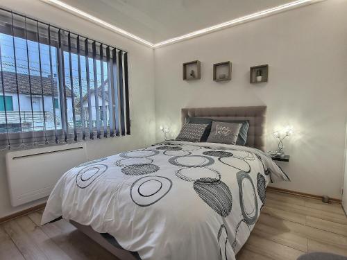 ein Schlafzimmer mit einem Bett und einem großen Fenster in der Unterkunft Chalet ( Paris , Disneyland ) in Gretz-Armainvilliers