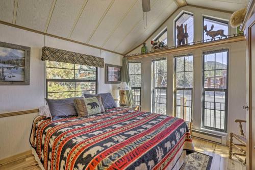 1 dormitorio con 1 cama en una habitación con ventanas en Breckenridge Cabin with Resort Perks and Mtn Views! en Breckenridge