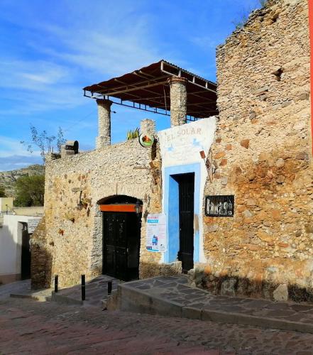 an old stone building with a sign on it at Hotel 19 de Enero Centro in Bernal