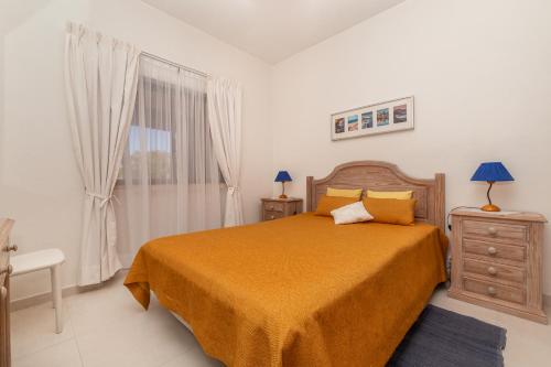ラゴスにあるAkisol Lagos Sandのベッドルーム(大型ベッド1台、窓付)