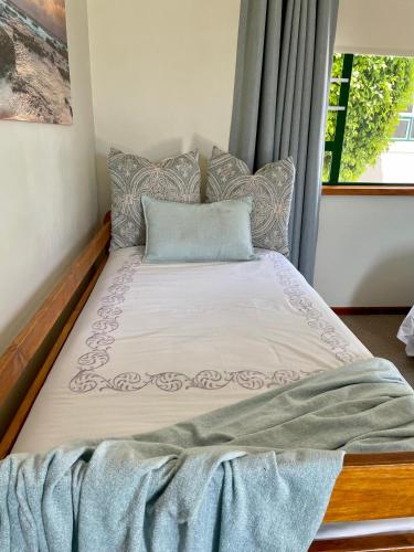 Ένα ή περισσότερα κρεβάτια σε δωμάτιο στο Sandra's Guest House