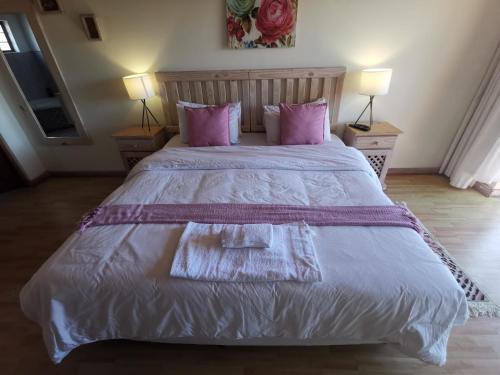 Ein Bett oder Betten in einem Zimmer der Unterkunft THE THATCH HIDE