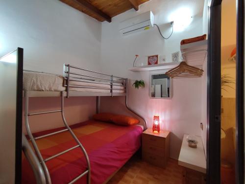 a small bedroom with a bunk bed and a mirror at Apartamento 1, Chalet Manzano a 15" de Sevilla, a 30" del Aeropuerto de Sevilla in Villanueva del Ariscal