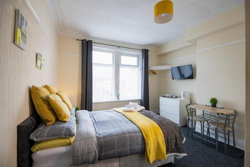 Ein Bett oder Betten in einem Zimmer der Unterkunft Dunes Hotel
