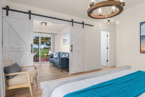 een slaapkamer met een bed en een schuifdeur bij @ Marbella Lane – Wave House, Your Oceanfront Retreat! in Oak Harbor