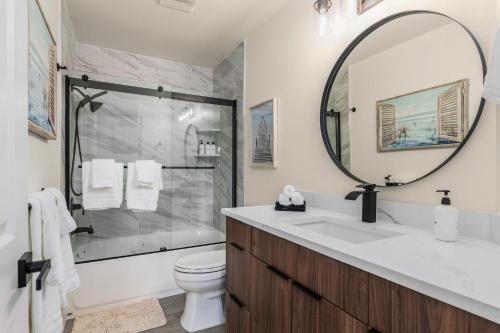 @ Marbella Lane – Wave House, Your Oceanfront Retreat! tesisinde bir banyo